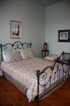 The Harbourfront Inn Saint Catharines Bagian luar foto